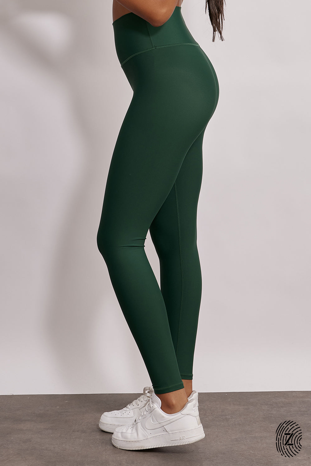 טייץ מבד 4 כיוונים בגזרה גבוהה, ארוך, לוגו touch בחגורת הפריט בחלקה האחורי. גון ירוק בקבוק