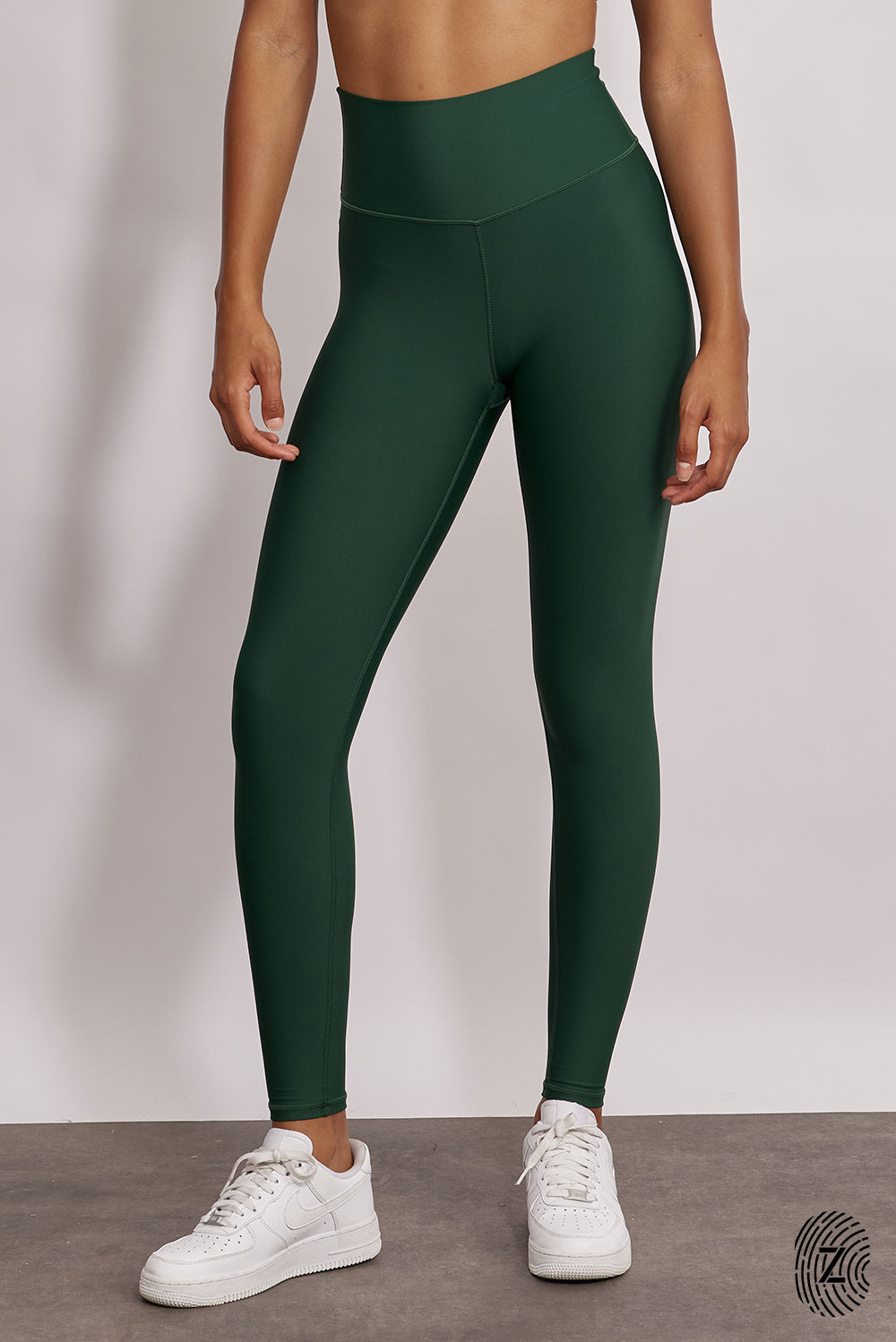 טייץ מבד 4 כיוונים בגזרה גבוהה, ארוך, לוגו touch בחגורת הפריט בחלקה האחורי. גון ירוק בקבוק