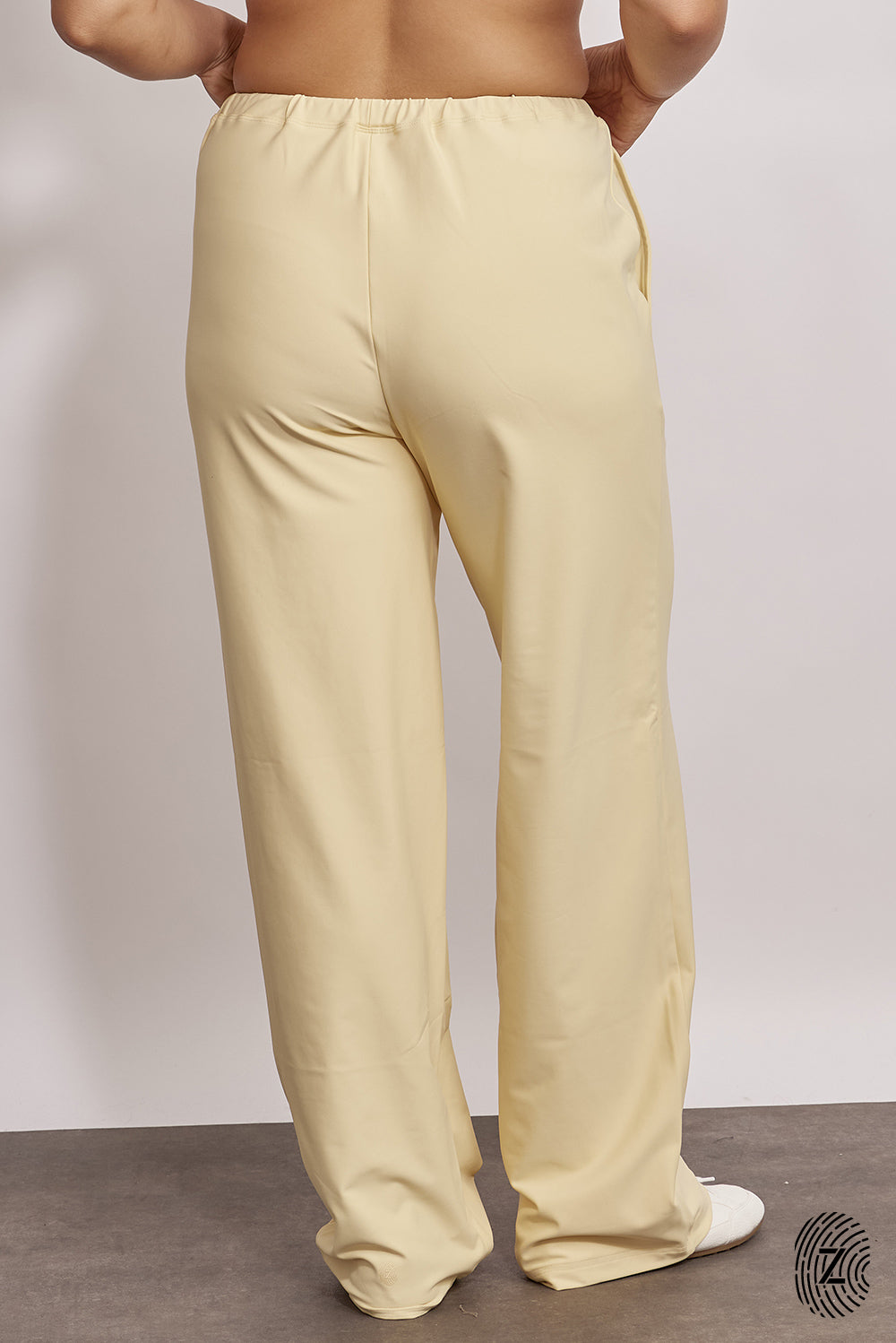 מכנס ארוך מבד 4 כיוונים, סיומת ישרה, עם כיסים צדדים, גומי וכפתור להידוק השרוך הפנימי בגוון צהוב מקולקציית touch