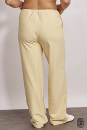 מכנס ארוך מבד 4 כיוונים, סיומת ישרה, עם כיסים צדדים, גומי וכפתור להידוק השרוך הפנימי בגוון צהוב מקולקציית touch