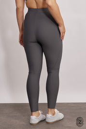 טייץ ארוך מבד 4 כיוונים, גומי בחגורה, שרוכים נשלפים וכיסים צדדים, בגוון אפור סילבר מהקולקציה בעיצובה של ספיר אביסרור