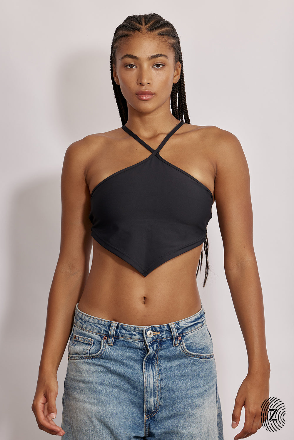 גופייה מבד 4 כיוונים בשילוב רצועות מתכוונות בגב הגופייה, שכבה פנימית, הגופייה יוצרת רצועות איקס קדמיות - בגוון שחור מקולקציית touch