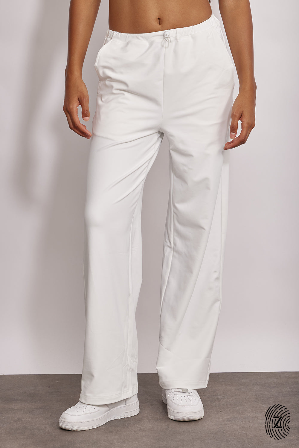 מכנס ארוך מבד 4 כיוונים, סיומת ישרה, עם כיסים צדדים, גומי וכפתור להידוק השרוך הפנימי בגוון לבן מקולקציית touch
