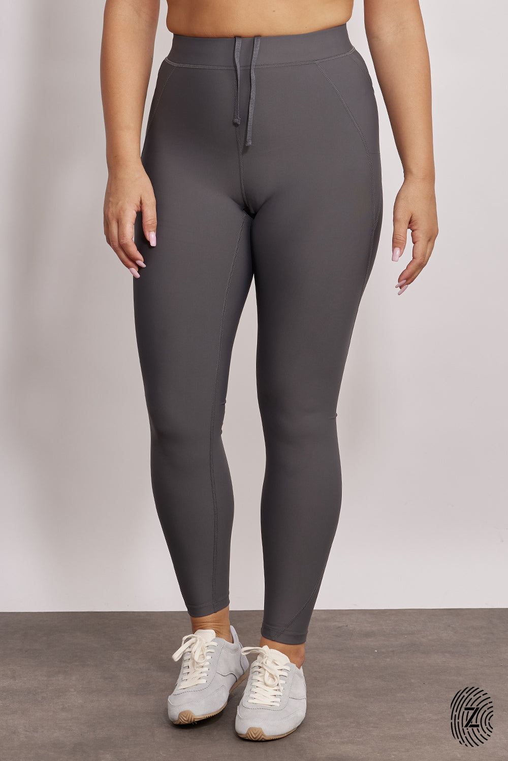 טייץ ארוך מבד 4 כיוונים, גומי בחגורה, שרוכים נשלפים וכיסים צדדים, בגוון אפור סילבר מהקולקציה בעיצובה של ספיר אביסרור