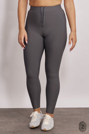 טייץ ארוך מבד 4 כיוונים, גומי בחגורה, שרוכים נשלפים וכיסים צדדים, בגוון אפור סילבר מהקולקציה בעיצובה של ספיר אביסרור