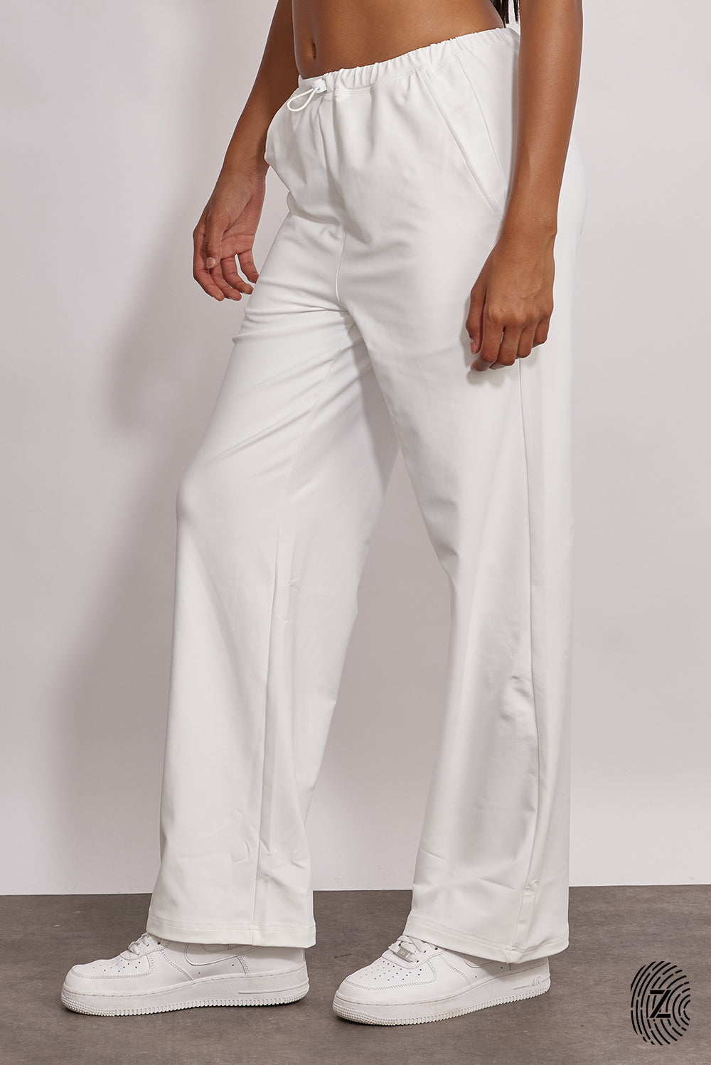 מכנס ארוך מבד 4 כיוונים, סיומת ישרה, עם כיסים צדדים, גומי וכפתור להידוק השרוך הפנימי בגוון לבן מקולקציית touch