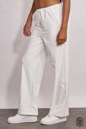 מכנס ארוך מבד 4 כיוונים, סיומת ישרה, עם כיסים צדדים, גומי וכפתור להידוק השרוך הפנימי בגוון לבן מקולקציית touch