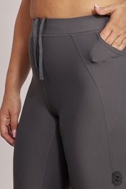 טייץ ארוך מבד 4 כיוונים, גומי בחגורה, שרוכים נשלפים וכיסים צדדים, בגוון אפור סילבר מהקולקציה בעיצובה של ספיר אביסרור