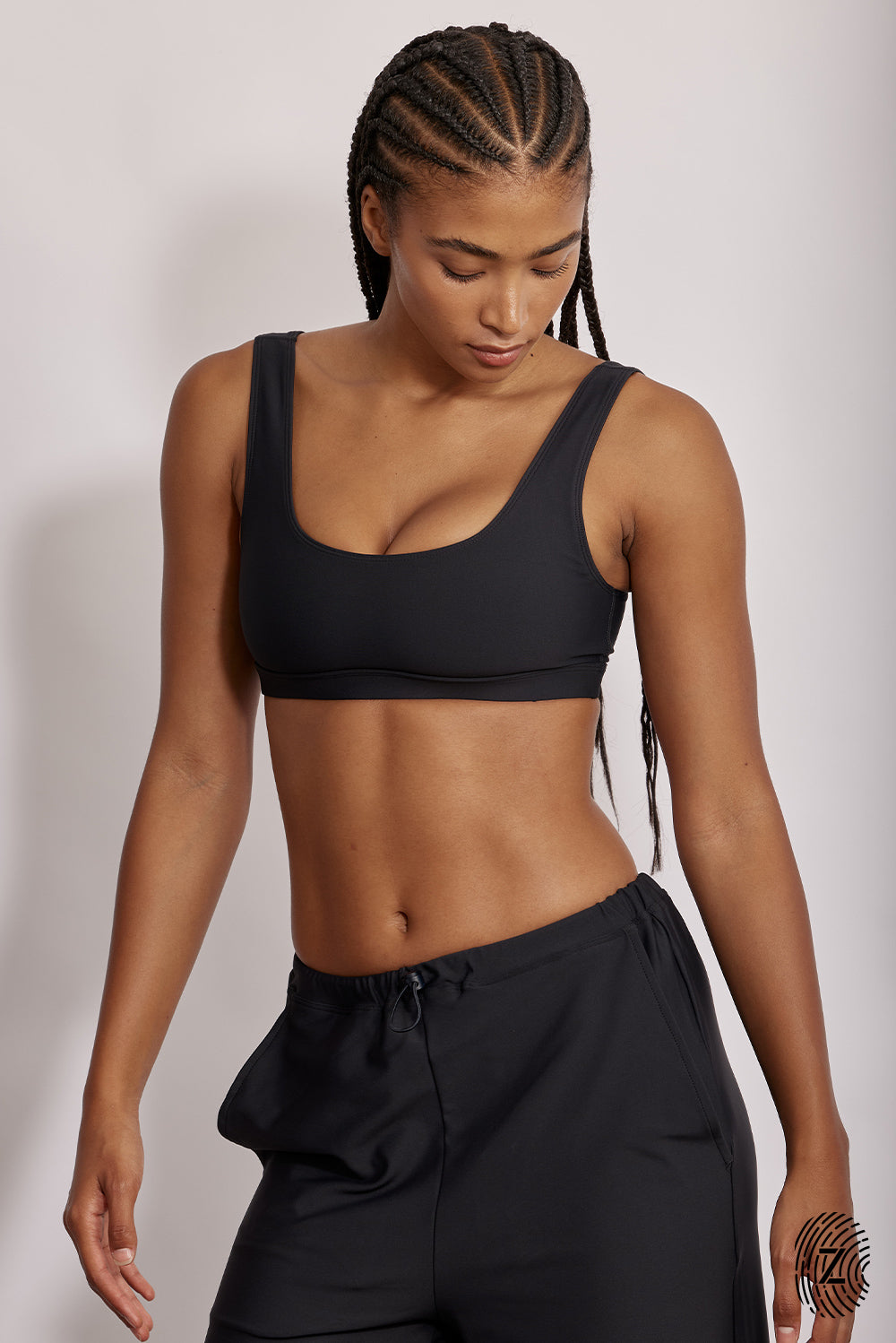 טופ ספורטיבי מבד 4 כיוונים בגוון שחור, כתפיות עבות, ללא ריפוד נשלף וללא פתח להכנסת ריפוד, מקולקציית touch