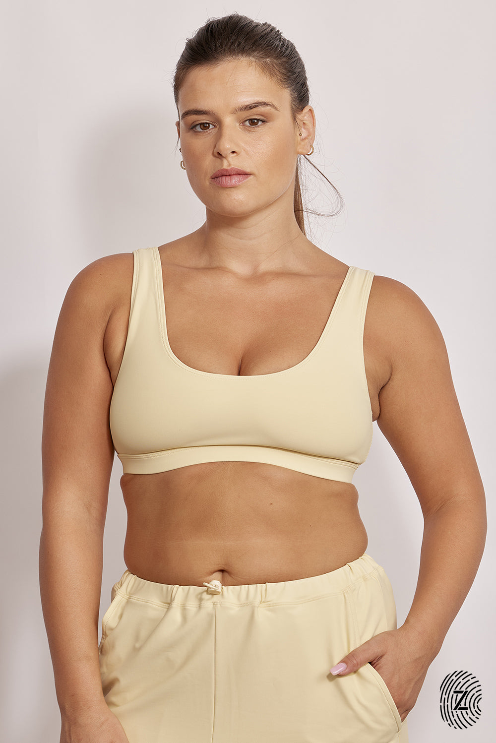 טופ ספורטיבי מבד 4 כיוונים בגוון צהוב, כתפיות עבות, ללא ריפוד נשלף וללא פתח להכנסת ריפוד, מקולקציית touch