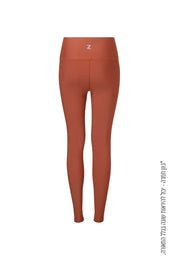 טייץ מבד 4 כיוונים בגזרה גבוהה, בגוון חמרה מהסדרה בעיצובה של עינב כהן