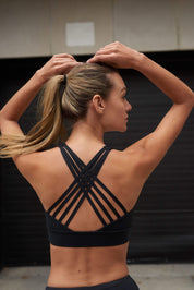 טופ ספורט בשילוב ריפוד נשלף, גומי עבה, מפתח עמוק, וחוטים בגב הטופ בגוון שחור.