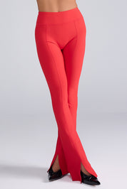 קולקציה בעיצובה של אדל בספלוב -טייץ פדלפון מתרחב עם שסע בסיומת בגוון אדום