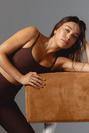 טופ 4 כיוונים מהסדרה של עינב בגוון חום בשילוב ריפוד נשלף וכתפיות מתכוונות