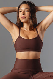 טופ 4 כיוונים מהסדרה של עינב בגוון חום בשילוב ריפוד נשלף וכתפיות מתכוונות