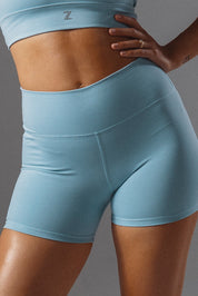 שורט מבד elevated polyamide בגוון תכלת, חגורת אמצע