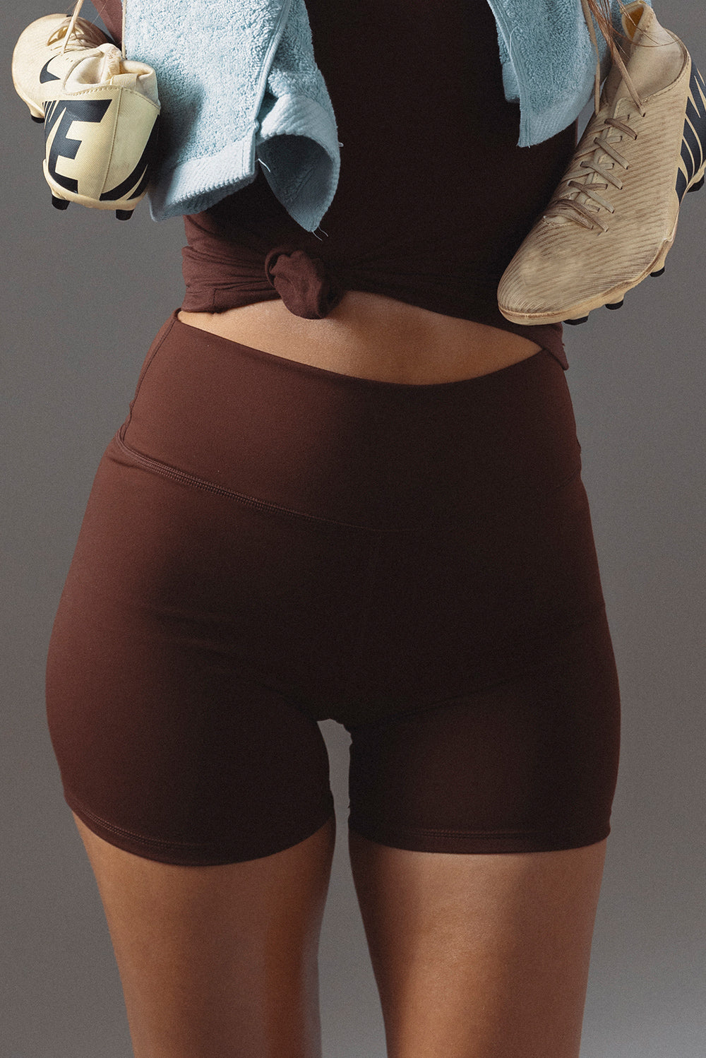 שורט מבד elevated polyamide בגוון חום שוקולוד, חגורת אמצע