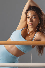 טופ מבד 4 כיוונים בשילוב ריפוד נשלף וכתפיות מתכוונות בגוון תכלת