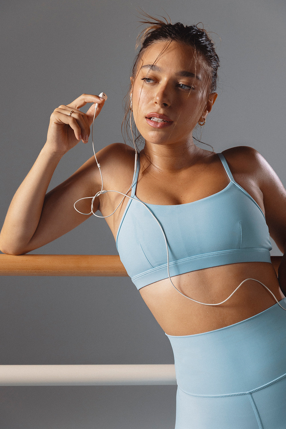 טופ מבד 4 כיוונים בשילוב ריפוד נשלף וכתפיות מתכוונות בגוון תכלת