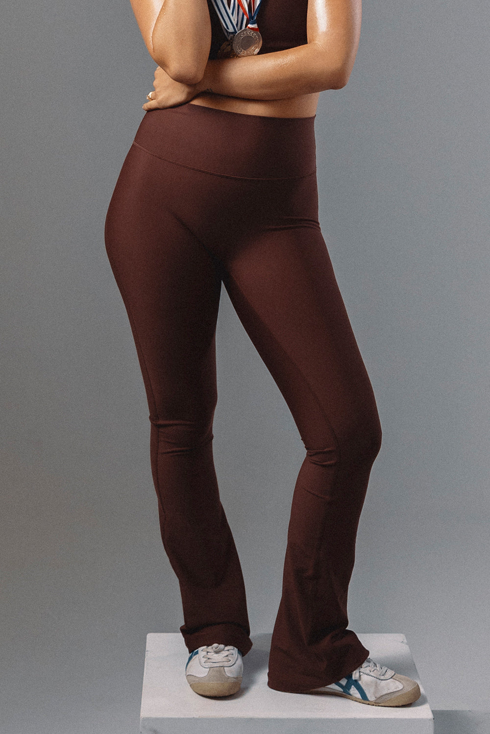 טייץ מתרחב מבד 4 כיוונים בגוון חום שוקולוד, גזרה גבוהה