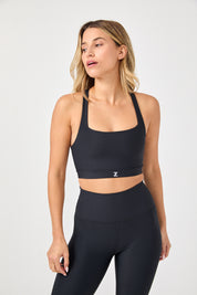 טופ מבד 4 כיוונים בגוון שחור, גזרה יותר מכסה וארוכה, הטופ ללא ריפוד נשלף וגם ללא פתח להכנסת ריפוד.