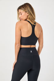 טופ מבד 4 כיוונים בגוון שחור, גזרה יותר מכסה וארוכה, הטופ ללא ריפוד נשלף וגם ללא פתח להכנסת ריפוד.