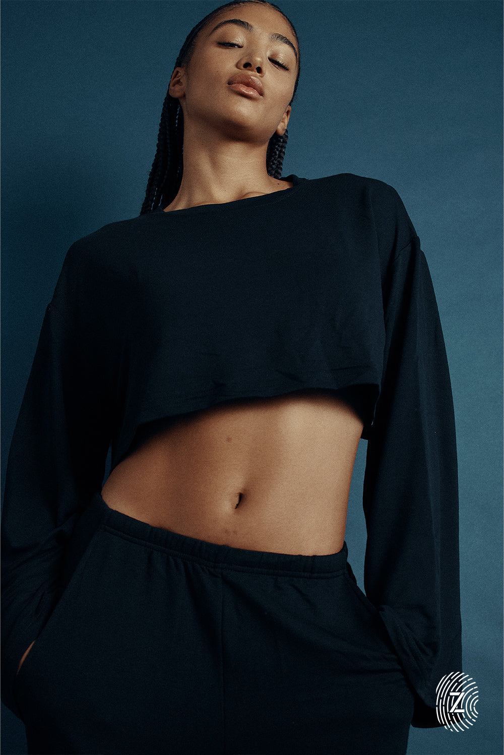 חולצת קרופ, שרוולים מתרחבים ארוכים, צווארון עגול, בגוון שחור