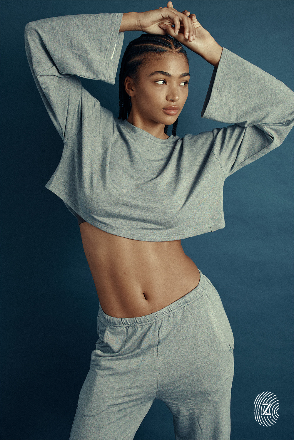 חולצת קרופ, שרוולים מתרחבים ארוכים, צווארון עגול, בגוון אפור מלאנג