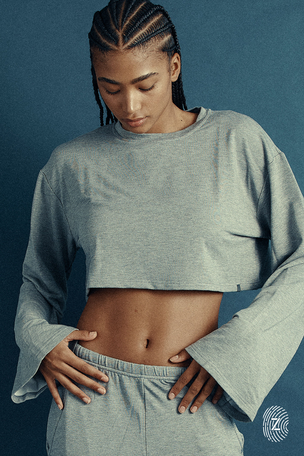 חולצת קרופ, שרוולים מתרחבים ארוכים, צווארון עגול, בגוון אפור מלאנג