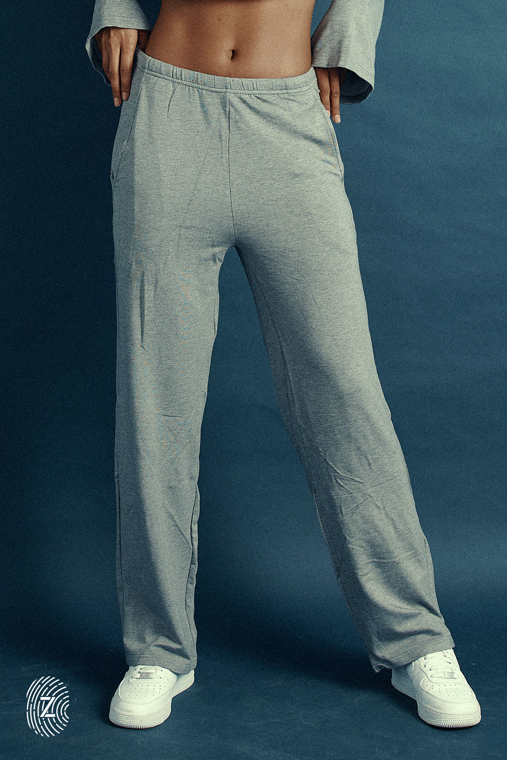 מכנס מתרחב, בשילוב גומי בחגורה ושרוך פנימי, כיסים צדדים, בגוון אפור מלאנג