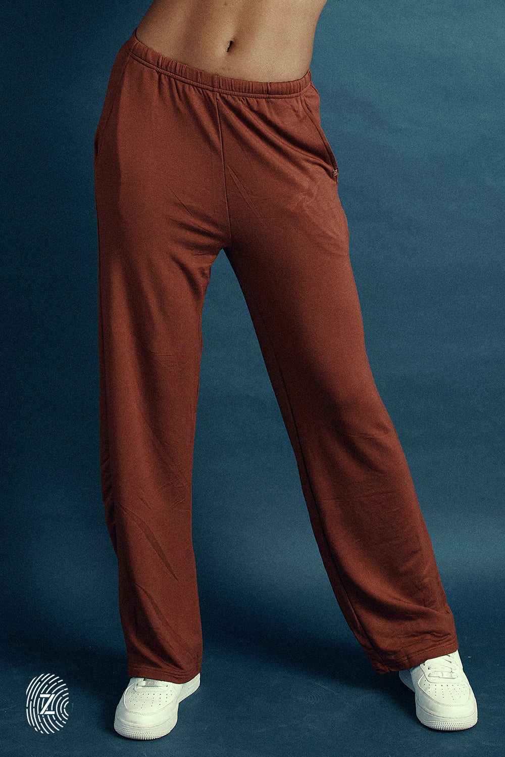 מכנס מתרחב, בשילוב גומי בחגורה ושרוך פנימי, כיסים צדדים, בגוון אדמה