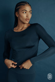 חולצת שרוול ארוך - מבד שאינו אטום, צווארון עגול, החולצה מבד דק ואינה ארוכה מדי באורכה. גוון כחול נייבי/כהה