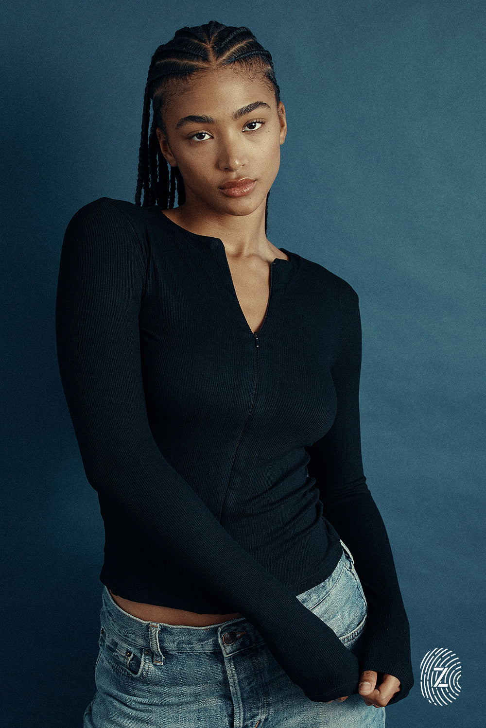 חולצת שרוול ארוך בגוון שחור, פתיחת רוכסן מקדימה (לא עד הסיומת).