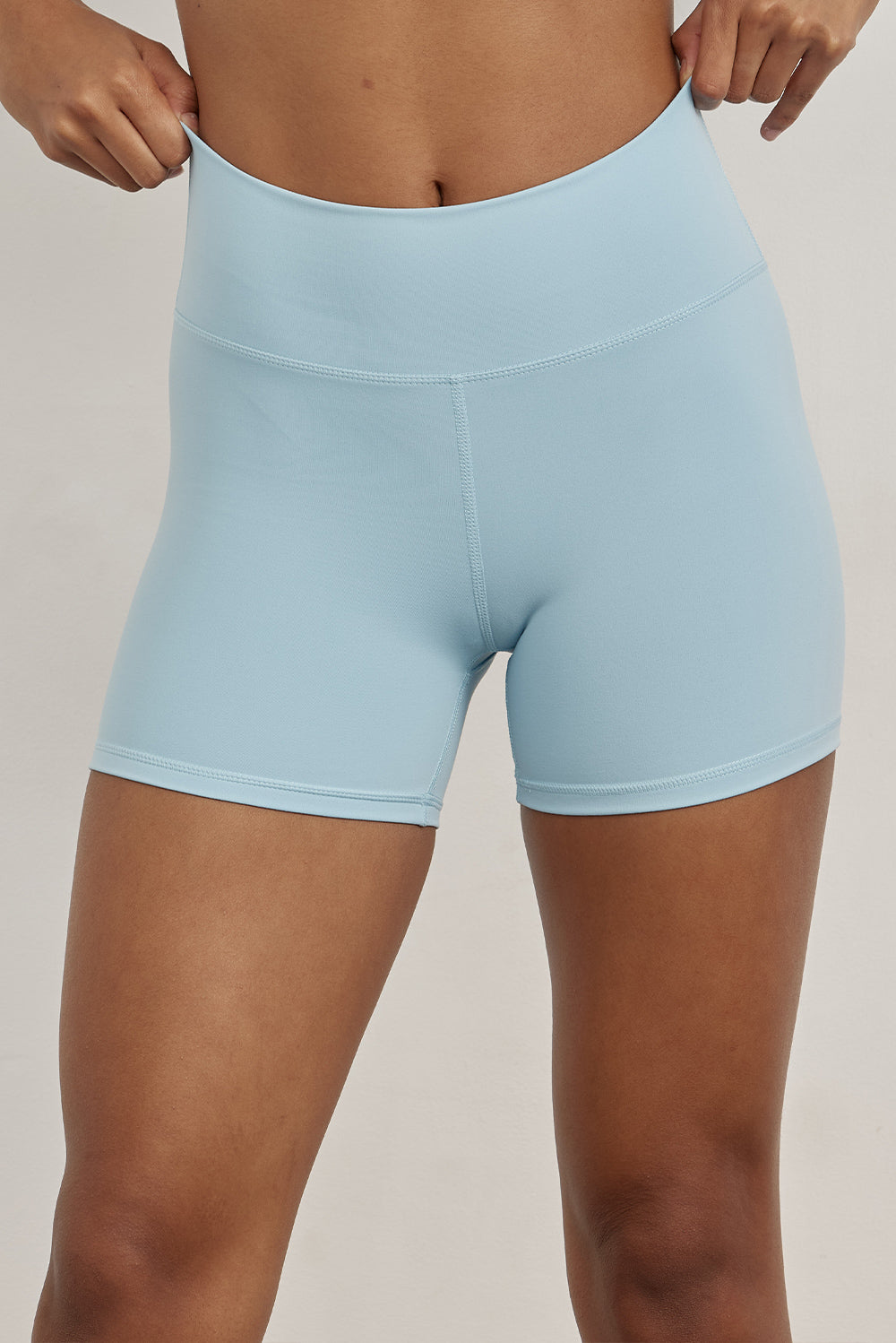 שורט מבד elevated polyamide בגוון תכלת, חגורת אמצע