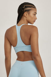 טופ מפתח עמוק מבד פוליאמיד, ללא פתח הכנסת ריפוד וללא ריפוד נשלף, בגוון תכלת