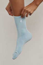 זוג גרביים בגוון תכלת עם לוגו Z בצבע לבן