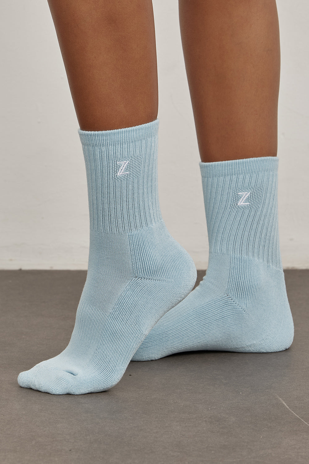 זוג גרביים בגוון תכלת עם לוגו Z בצבע לבן