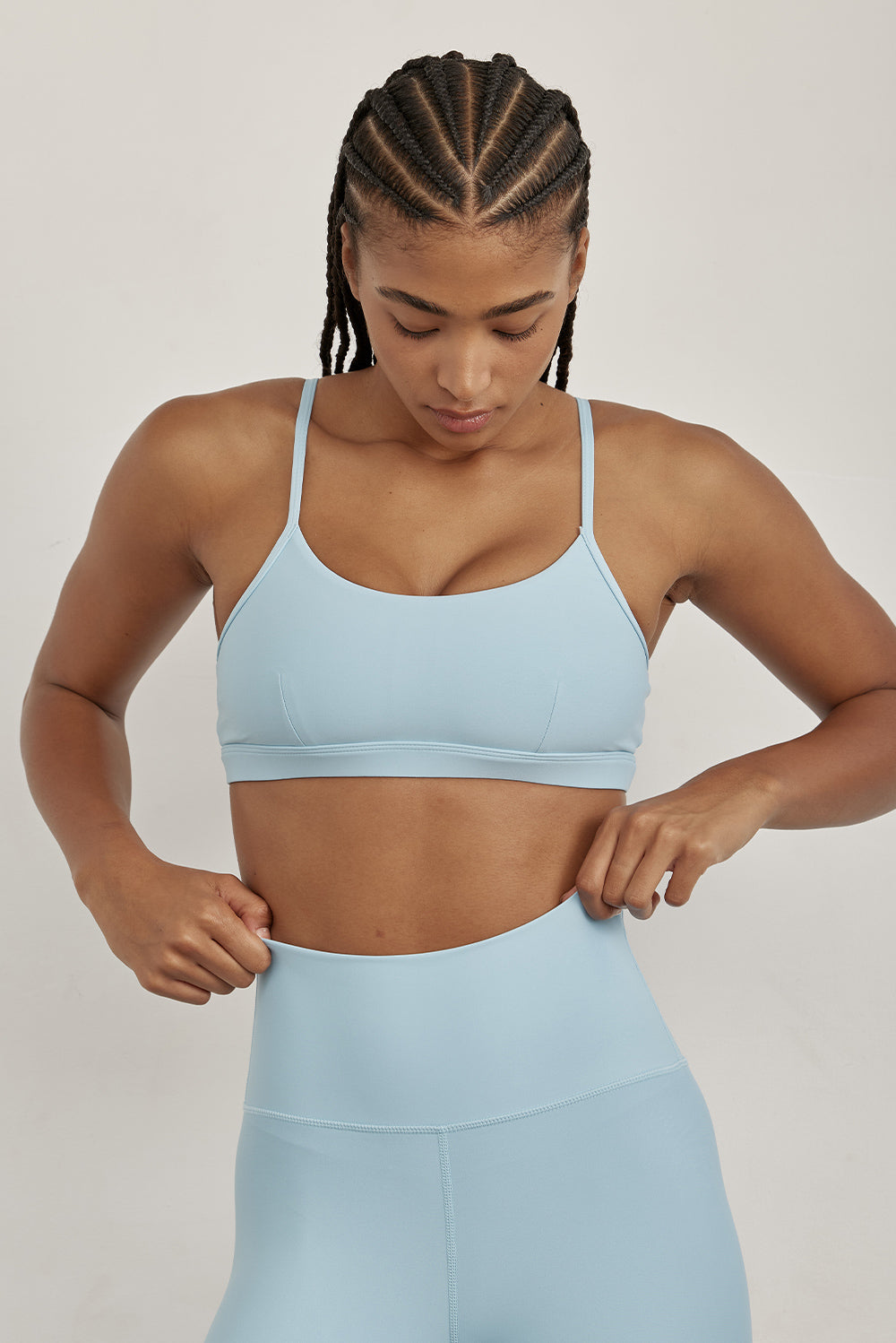 טופ מבד 4 כיוונים בשילוב ריפוד נשלף וכתפיות מתכוונות בגוון תכלת