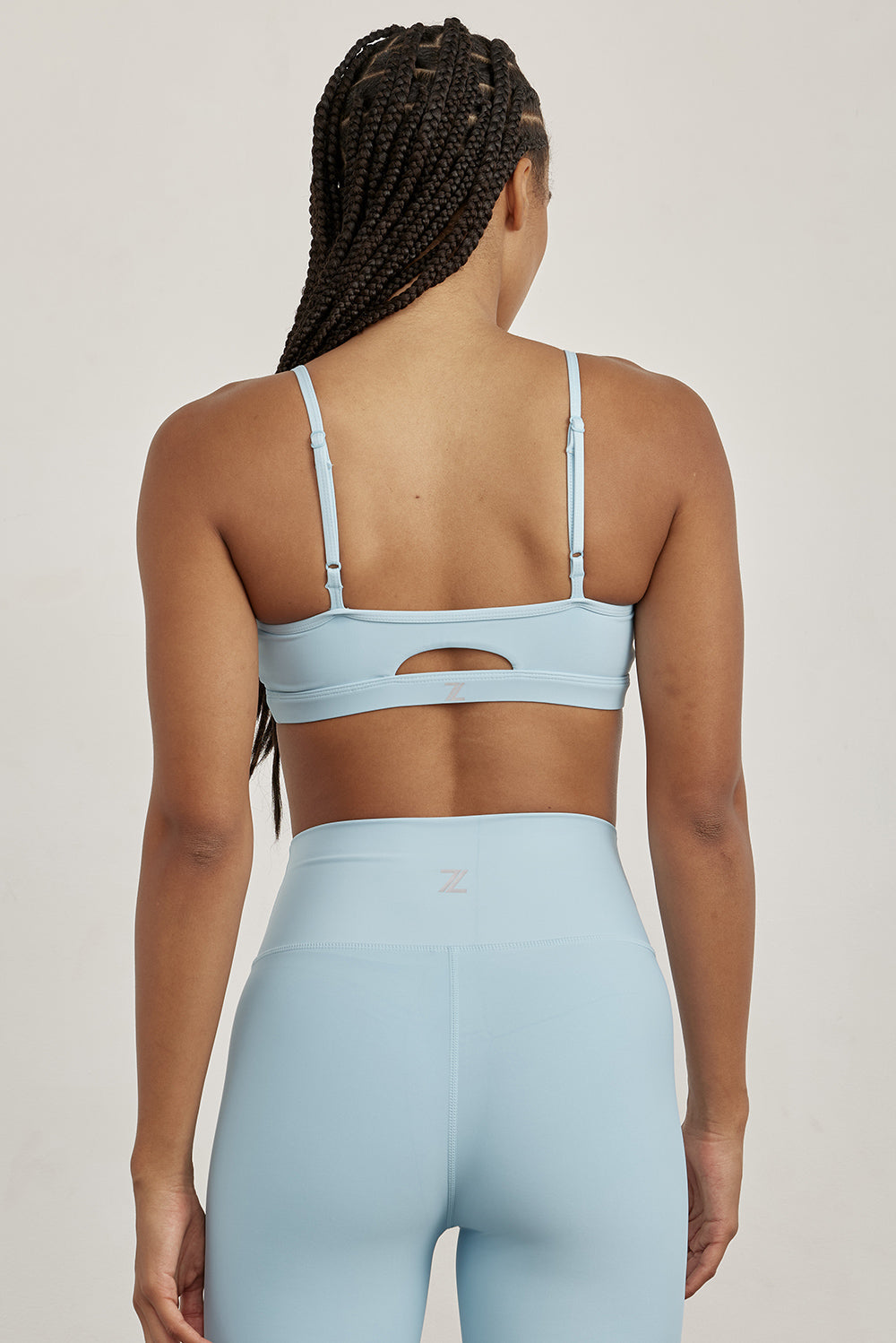 טופ מבד 4 כיוונים בשילוב ריפוד נשלף וכתפיות מתכוונות בגוון תכלת