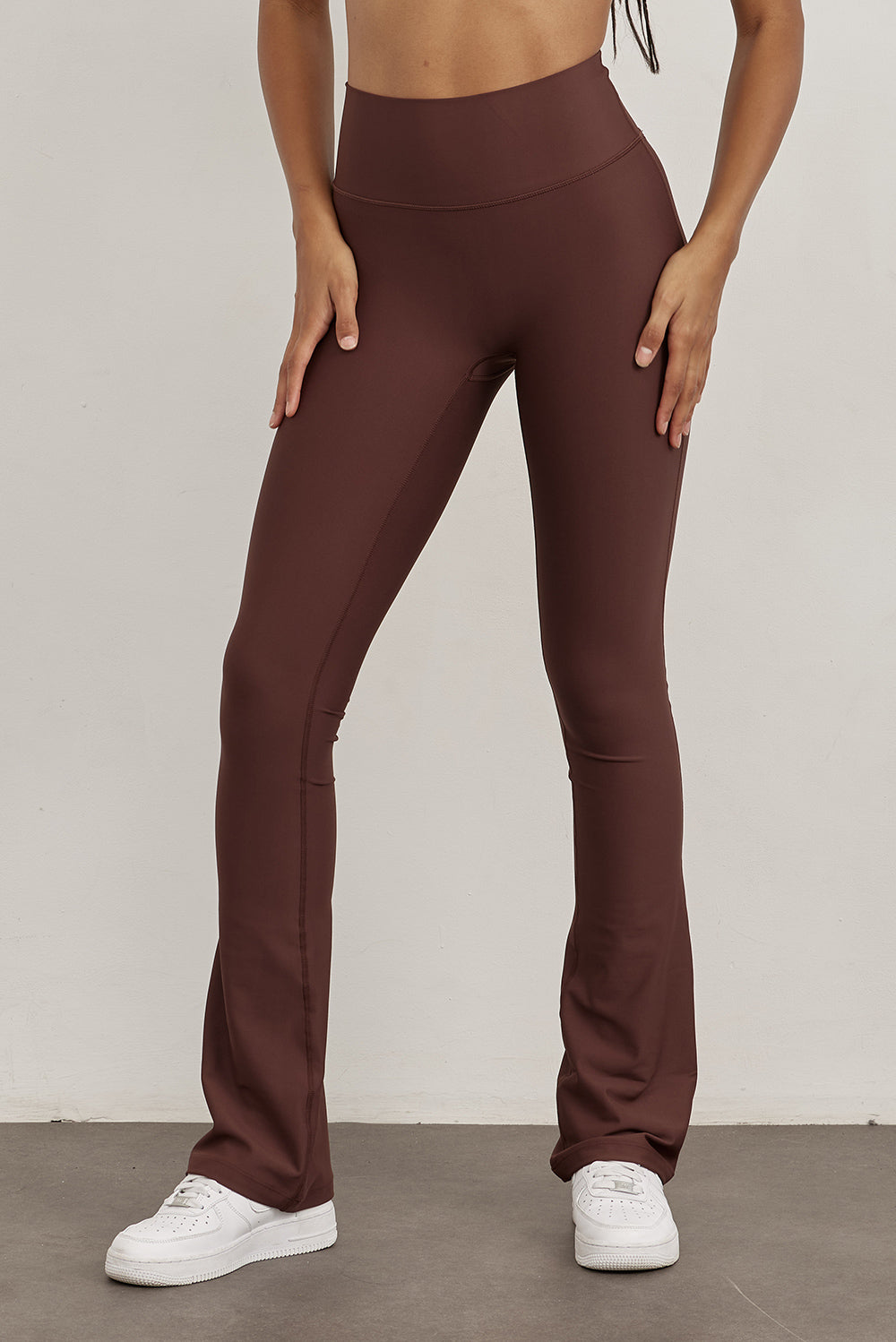 טייץ מתרחב מבד 4 כיוונים בגוון חום שוקולוד, גזרה גבוהה