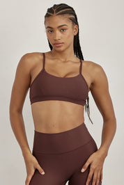 טופ 4 כיוונים מהסדרה של עינב בגוון חום בשילוב ריפוד נשלף וכתפיות מתכוונות