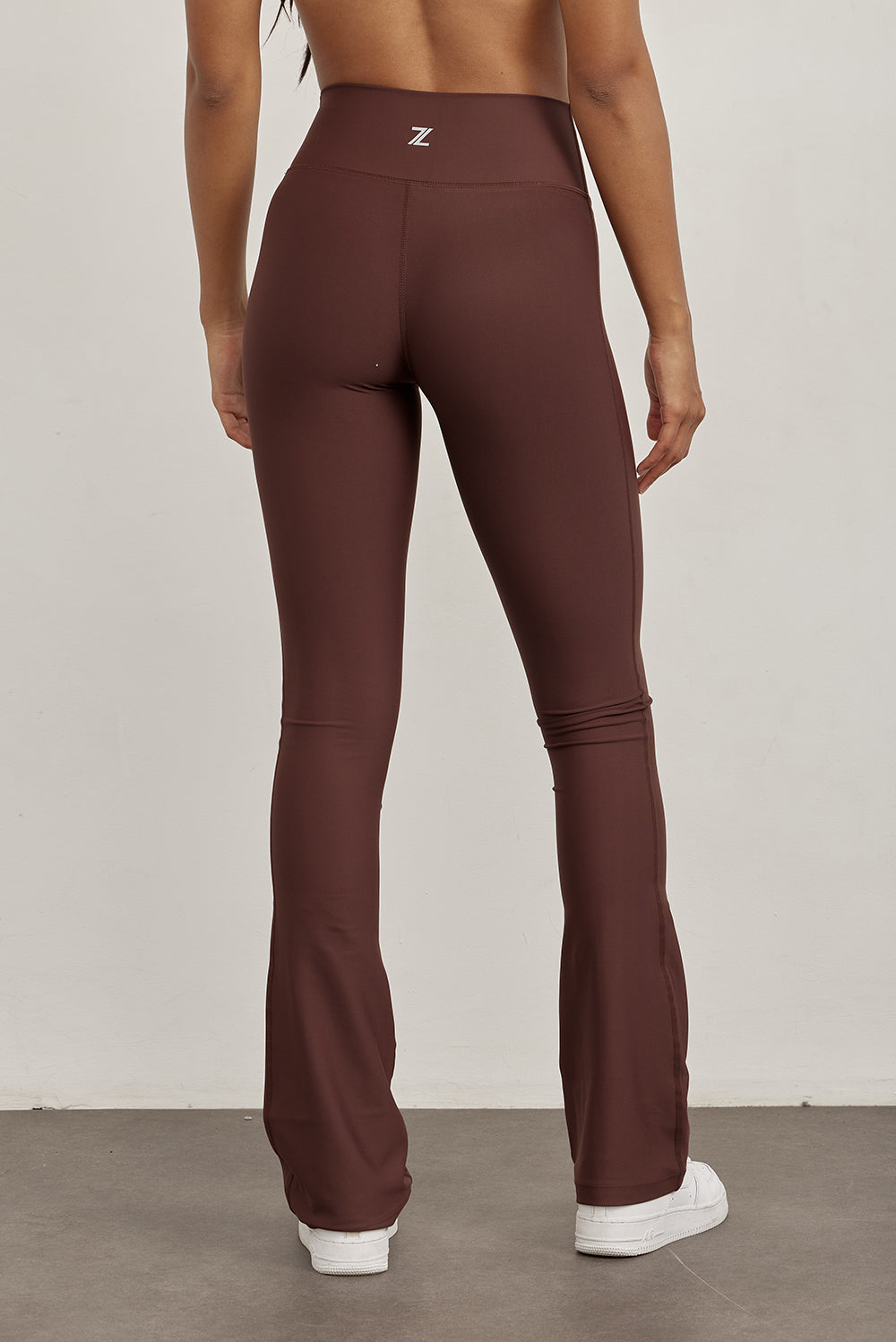 טייץ מתרחב מבד 4 כיוונים בגוון חום שוקולוד, גזרה גבוהה