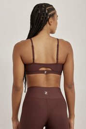 טופ 4 כיוונים מהסדרה של עינב בגוון חום בשילוב ריפוד נשלף וכתפיות מתכוונות