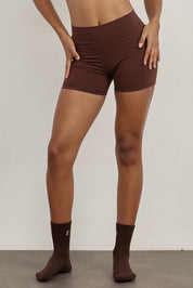 שורט מבד elevated polyamide בגוון חום שוקולוד, חגורת אמצע