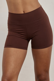 שורט מבד elevated polyamide בגוון חום שוקולוד, חגורת אמצע