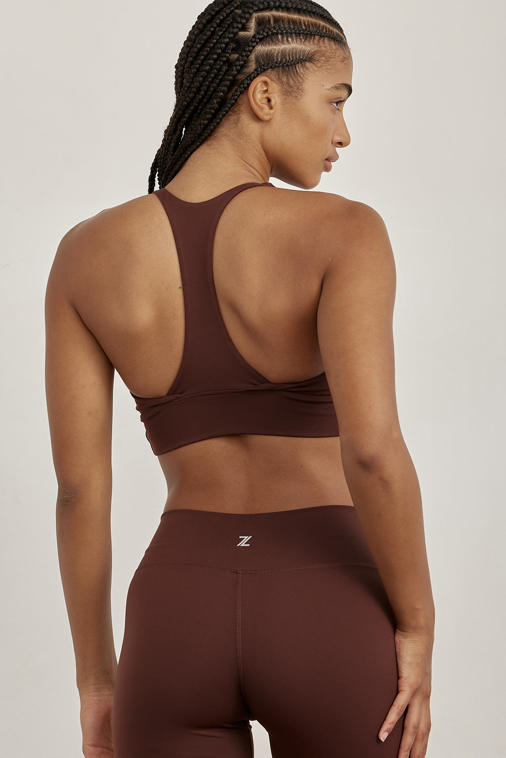 טופ מפתח עמוק מבד פוליאמיד, ללא פתח הכנסת ריפוד וללא ריפוד נשלף, בגוון חום שוקולוד