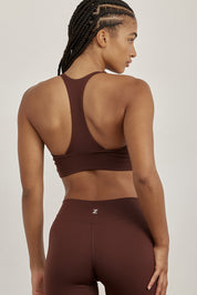 טופ מפתח עמוק מבד פוליאמיד, ללא פתח הכנסת ריפוד וללא ריפוד נשלף, בגוון חום שוקולוד