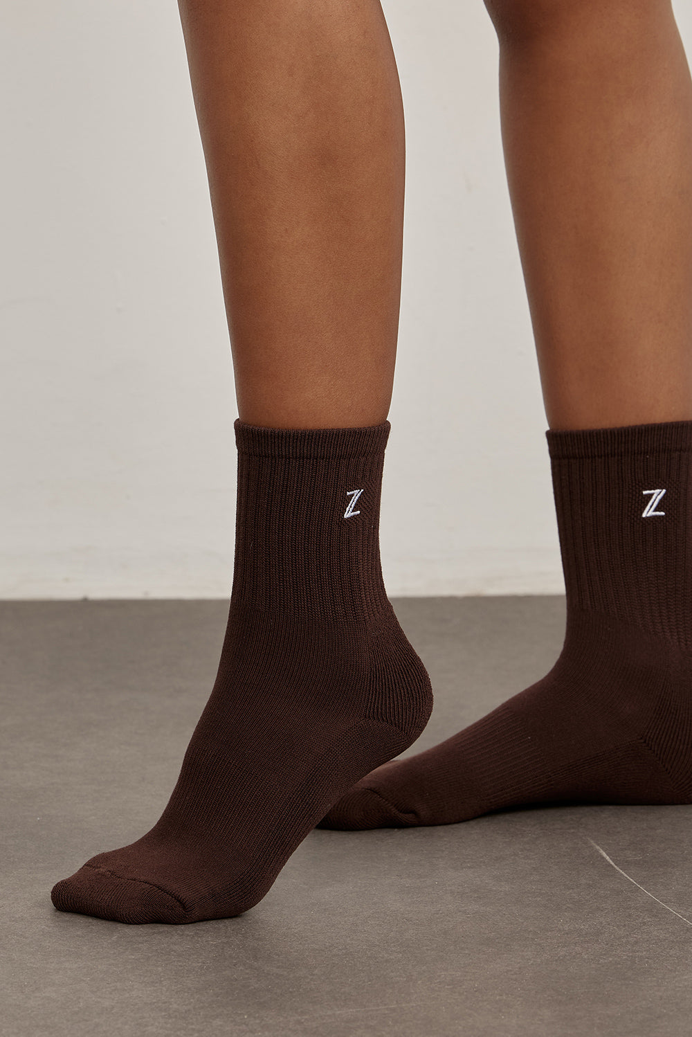 זוג גרביים בגוון חום עם לוגו Z בצבע לבן