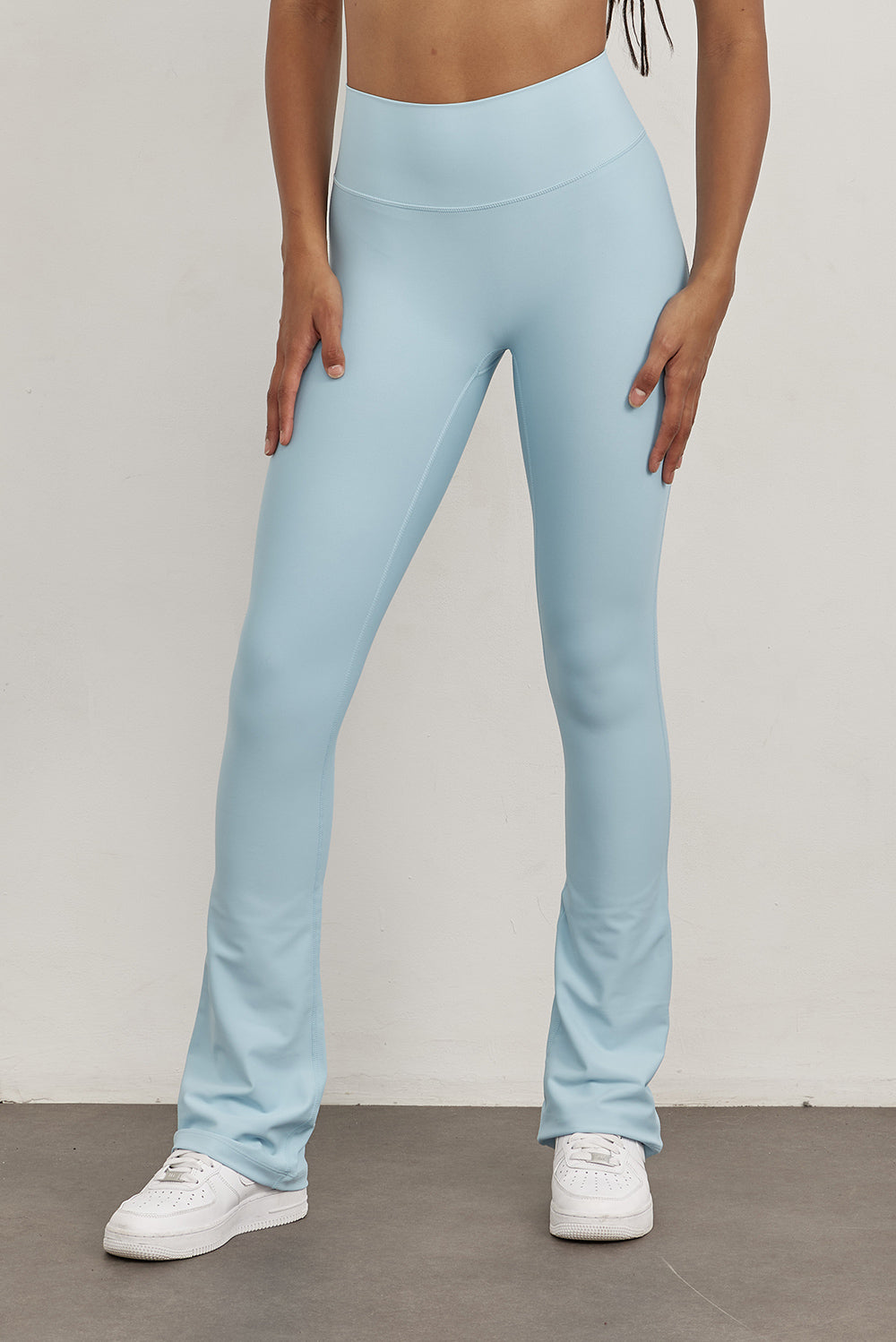 טייץ מתרחב מבד 4 כיוונים בגוון תכלת בגזרה גבוהה