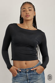 חולצת שרוול ארוך - מבד שאינו אטום, צווארון עגול, החולצה מבד דק ואינה ארוכה מדי באורכה. גוון שחור